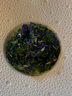 Tatar af okse med porrer, røget blåmuslingemulsion og wasabi.