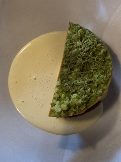 Nye danske kartofler med rôsti, løvstikke, modnet ost, syltet gran og vallesauce.