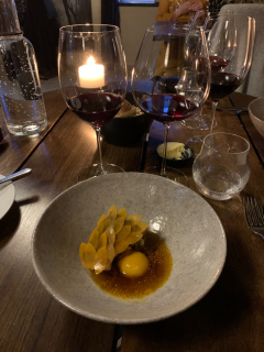 Stegt havtaske med syltet græskar, cremet æggeblomme, XO-sauce og havtorn.