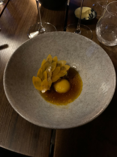 Stegt havtaske med syltet græskar, cremet æggeblomme, XO-sauce og havtorn.