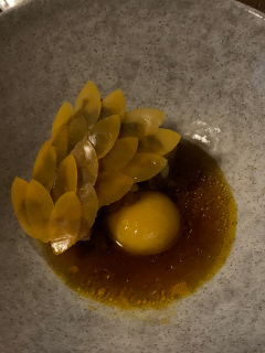 Stegt havtaske med syltet græskar, cremet æggeblomme, XO-sauce og havtorn.