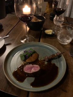Dansk lammeryg med mynte, ærter, syltede grønne jordbær og trøffelsause med røget marv.