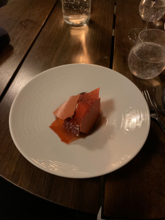 Rarbarbersorbet med vaniljesirup, rå rabarber, friske laurbær og letpisket fløde.