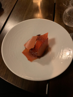 Rarbarbersorbet med vaniljesirup, rå rabarber, friske laurbær og letpisket fløde.