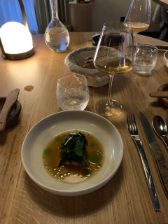 Middag på den fantastiske 1 stjernede Michelinrestaurant l'Alchemille i Kaysersberg, Alsace, hvor køkkenchefen Jerome Jaegle tryller i køkkenet.