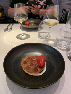 Frokost på vores favorit 1 stjernede Michelinrestaurant i L'Atalier du Peintre i Colmar, Alsace. Sublimt niveau til priser der ikke burde kunne lade sig gøre.