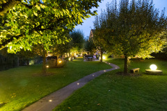 På vej fra Hotel des Berges til Auberge de l'Ill gennem haven.