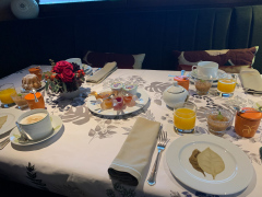 Morgenmad på Hotel des Berges, Auberge de l'Ills tilhørende 5 stjernede hotel. Sublim morgenmad med lækre lokale hjemmelavede delikatesser.