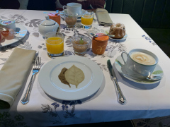 Morgenmad på Hotel des Berges, Auberge de l'Ills tilhørende 5 stjernede hotel. Sublim morgenmad med lækre lokale hjemmelavede delikatesser.