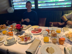 Morgenmad på Hotel des Berges, Auberge de l'Ills tilhørende 5 stjernede hotel. Sublim morgenmad med lækre lokale hjemmelavede delikatesser.