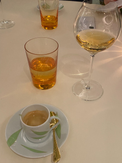 Middag på Auberge de l'Ill, en sublim og helt igennem fantastisk oplevelse. Holdt 3 Michelin stjerner i 46 år, indtil Michelin Guiden fik en hjerneblødning og tog den ene fra dem. Niveauet er stadig tårnhøjt, og totaloplevelsen blandt de allerbedste.