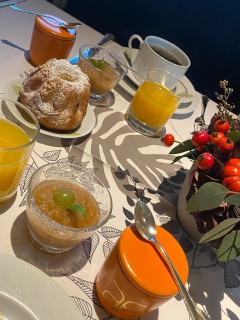 Morgenmad på Hotel des Berges, Auberge de l'Ills tilhørende 5 stjernede hotel. Sublim morgenmad med lækre lokale hjemmelavede delikatesser.