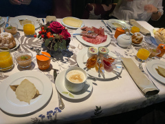 Morgenmad på Hotel des Berges, Auberge de l'Ills tilhørende 5 stjernede hotel. Sublim morgenmad med lækre lokale hjemmelavede delikatesser.