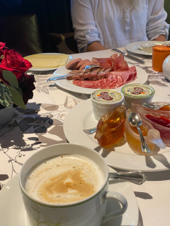 Morgenmad på Hotel des Berges, Auberge de l'Ills tilhørende 5 stjernede hotel. Sublim morgenmad med lækre lokale hjemmelavede delikatesser.