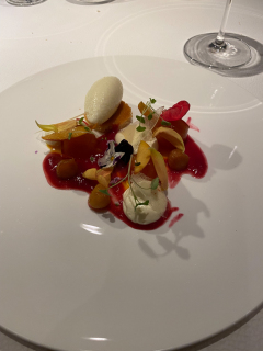 Endnu en skøn Michelin middag i Alsace, denne gang på 1 stjernede L'Atalier du Peintre i hjertet af Colmar. Dette er nok vores favorit restaurant, niveauet er konsistent på et højt niveau, og priserne er yderst rimelige, især deres frokostmenuer er et fund.