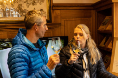 Mens vi venter på at kunne checke ind på Hotel des Berges inden aftenens middag på Aubergee de l'Ill, hygger vi os med en tur rundt i Riquewihr. Turens første vinsmagning hos Hugel, hvor priserne efterhånden er gået amok, men de senthøstede vine fortsat er pengene værd.