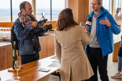 Vinsmagning og storindkøb hos Rolly Gassmann i Rorswihr. Karsten er heller ikke for fin til lige at give et interview på fransk TV, som tilfældigvis er på besøg. Dog ikke på fransk.
