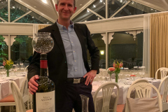 På vej til Alsace, med 1 stop på vejen på Løjt Kro/Restaurant Knapp, her ser vi en glad mand med en flaske vin i portionsstørrelse.