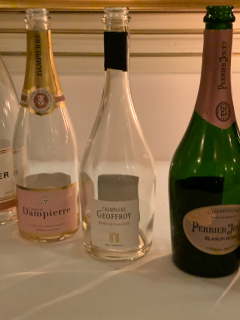 Champagnemiddag på Søllerød Kro sammen med Cathrine, Karsten, Glenn, Lene, Krisse og Olai med Roséchampagner fra Leisner Vine. Søllerød Kro leverer som altid fantastisk mad der matcher champagnerne. Og det blev kun endnu sjovere af at vi var 8 til at dele oplevelsen.