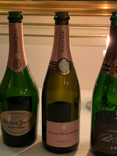 Champagnemiddag på Søllerød Kro sammen med Cathrine, Karsten, Glenn, Lene, Krisse og Olai med Roséchampagner fra Leisner Vine. Søllerød Kro leverer som altid fantastisk mad der matcher champagnerne. Og det blev kun endnu sjovere af at vi var 8 til at dele oplevelsen.