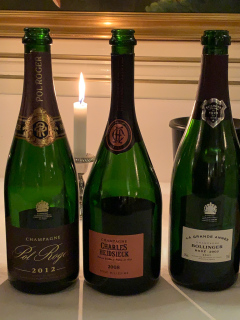 Champagnemiddag på Søllerød Kro sammen med Cathrine, Karsten, Glenn, Lene, Krisse og Olai med Roséchampagner fra Leisner Vine. Søllerød Kro leverer som altid fantastisk mad der matcher champagnerne. Og det blev kun endnu sjovere af at vi var 8 til at dele oplevelsen.