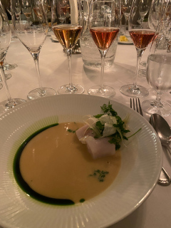 Champagnemiddag på Søllerød Kro sammen med Cathrine, Karsten, Glenn, Lene, Krisse og Olai med Roséchampagner fra Leisner Vine. Søllerød Kro leverer som altid fantastisk mad der matcher champagnerne. Og det blev kun endnu sjovere af at vi var 8 til at dele oplevelsen.