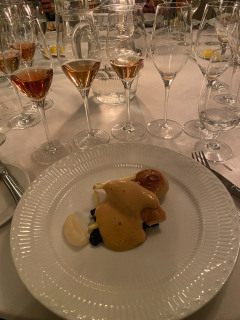Champagnemiddag på Søllerød Kro sammen med Cathrine, Karsten, Glenn, Lene, Krisse og Olai med Roséchampagner fra Leisner Vine. Søllerød Kro leverer som altid fantastisk mad der matcher champagnerne. Og det blev kun endnu sjovere af at vi var 8 til at dele oplevelsen.