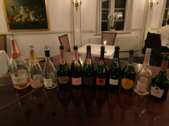 Champagnemiddag på Søllerød Kro sammen med Cathrine, Karsten, Glenn, Lene, Krisse og Olai med Roséchampagner fra Leisner Vine. Søllerød Kro leverer som altid fantastisk mad der matcher champagnerne. Og det blev kun endnu sjovere af at vi var 8 til at dele oplevelsen.