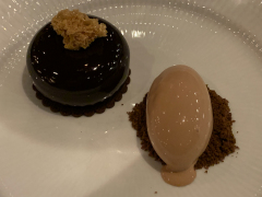 Årets sidste restaurantbesøg med Glenn og Lene, turen gik til Restaurant Palægade, hvor Lene og Rikke hoppede på Julefrokostmenuen, og Glenn og Michael gik efter deres 5 retters menu. Dertil lidt forskellige øl.