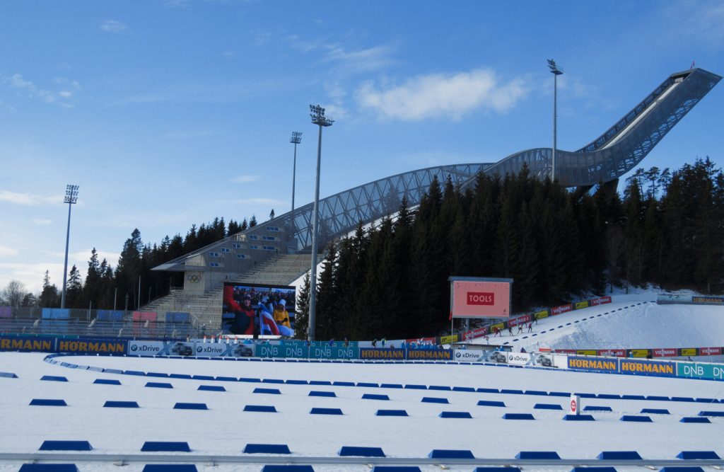 Skihopbakken på Holmenkollen, set fra biathlon stadion.